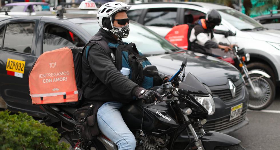 Un conductor de motocicleta que trabaja haciendo delivery utiliza un casco de bicicleta como protección. Este tipo de accesorios no lo protege frente a accidentes a mayores velocidades. (Fotos: Julio Reaño)