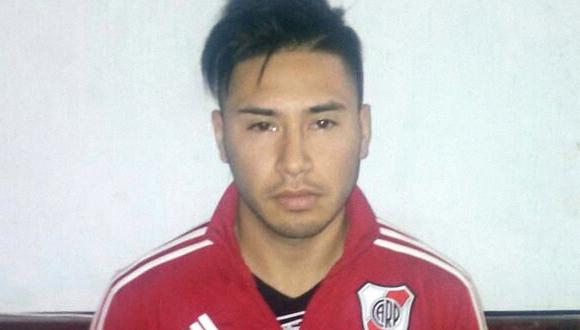 Detienen a futbolista argentino acusado de violar y matar a su hijastro.
