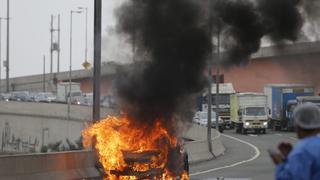 Rímac: auto termina calcinado en la vía del Puente Huánuco | FOTOS