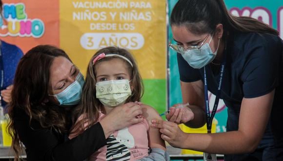 Imagen referencial. Una niña recibe la primera vacuna contra el coronavirus covid-19 en el Vacunatorio Velódromo Estadio Nacional, en Santiago de Chile. (EFE/ Marcelo Segura / Presidencia de Chile).