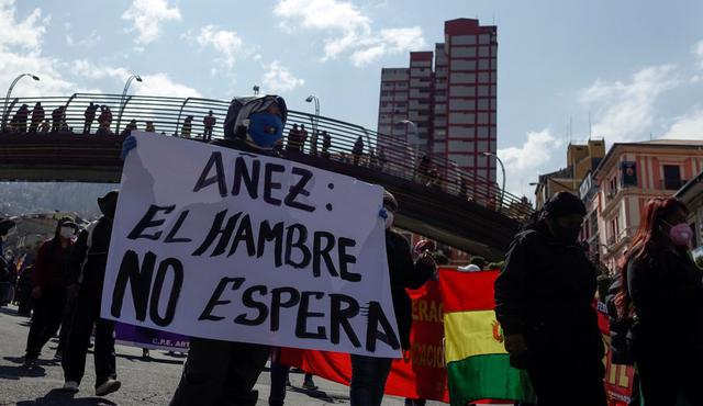 Desafiando la cuarentena por el coronavirus, miles de bolivianos marcharon este martes por La Paz para protestar contra las políticas de salud, educación y trabajo de la presidenta interina de derecha Jeanine Áñez. (REUTERS/David Mercado).