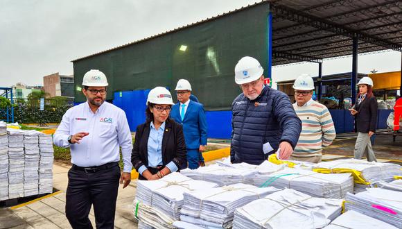 La ministra de Cultura, Leslie Urteaga, visitó la planta de reciclaje de este distrito en el marco del nuevo convenio. Foto: Municipalidad de Surco