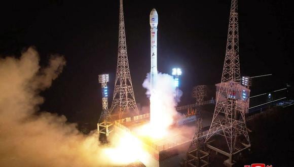 El satélite de reconocimiento 'Malligyong-1' se lanza desde el sitio de lanzamiento de satélites de Sohae en la provincia de Phyongan del Norte, el 21 de noviembre de 2023. (Foto de KCNA VIA KNS / AFP)