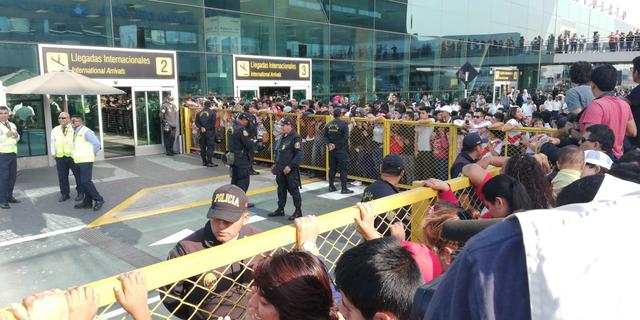 Hinchas de todas las edades llegaron al aeropuerto Jorge Chávez para recibir al capitán Paolo Guererro luego de fallo del TAS. (Rolly Reyna / El Comercio)