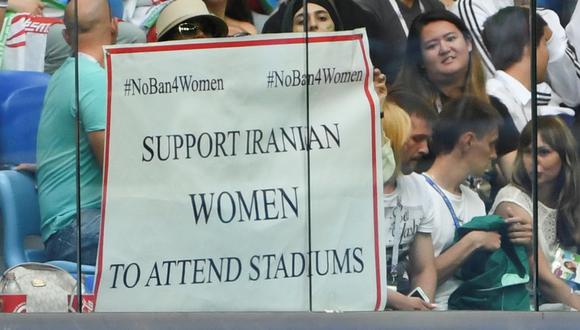 "Apoyando a las mujeres iraníes a asistir a los estadios", es el mensaje que se mostró durante el partido de fútbol del Grupo B de la Copa Mundial 2018 de Rusia entre Marruecos e Irán. (Foto: AFP)