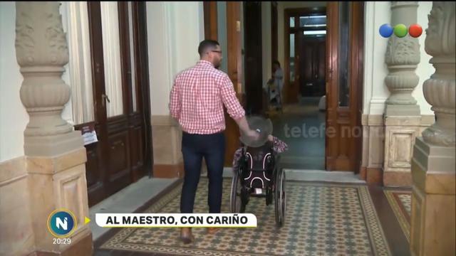 Mariano Salas le 'prestó' sus piernas a una de sus alumnas que no puede caminar por una malformación genética. (Captura)