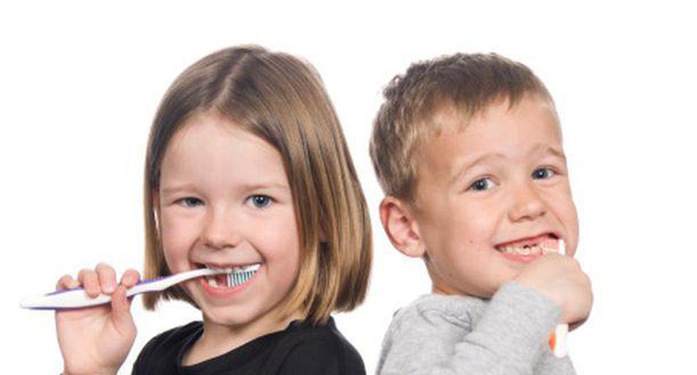 La limpieza bucal es un hábito que se adquiere con el trascurso del tiempo. Por ello, es importantes que enseñes a tu cepillarse los dientes desde sus primeros años. (Foto: Getty Images)
