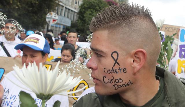 Colombia marcha para decirle no al terrorismo tras el atentado del ELN en la Escuela de Cadetes de Policía General Santander en Bogotá. (AFP).