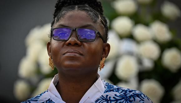 La vicepresidenta de Colombia, Francia Márquez, gesticula durante la ceremonia de corona de flores en el monumento a José Martí en La Habana, el 9 de febrero de 2023. (Foto de ADALBERTO ROQUE / AFP)