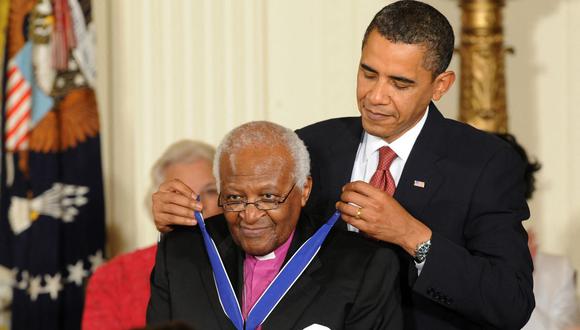 El entonces presidente de Estados Unidos, Barack Obama, entrega la Medalla Presidencial de la Libertad al arzobispo de Sudáfrica Desmond Tutu el 12 de agosto de 2009. (AFP PHOTO / Joya SAMAD).