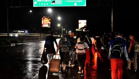 Caravana migrante proveniente de Honduras se reduce en México por coronavirus. Foto: EFE
