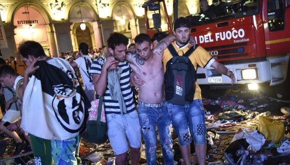Las fuerzas de seguridad y los bomberos acudieron de inmediato a la Plaza San Carlo de Turín. (Foto Reuters)