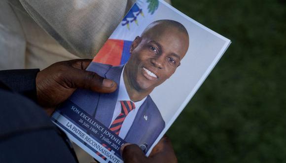 Una persona sostiene una foto del difunto presidente haitiano Jovenel Moise, quien fue asesinado a tiros. (Foto: Archivo/REUTERS/Ricardo Arduengo).