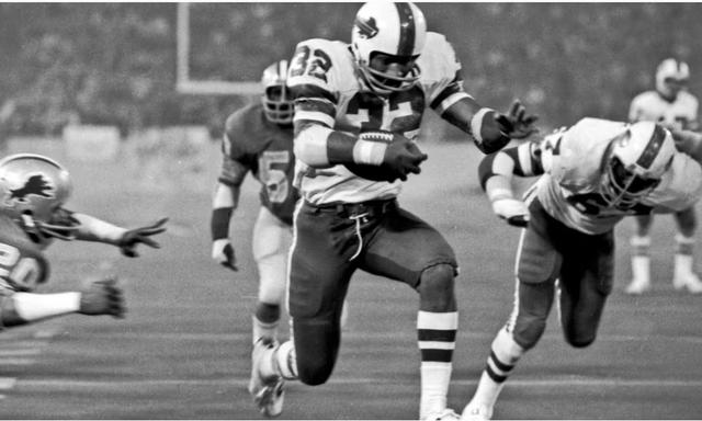 En el año 1973 O. J. Simpson se convirtió en el primer corredor en la historia que superó las 2,000 yardas en una temporada. Llegó a esta marca, justamente, ante los New York Jets en el Shea Stadium.