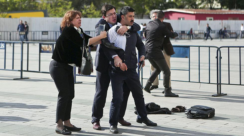 Un hombre dispar&oacute; contra el prestigioso periodista Can Dundar, sin &eacute;xito, durante una pausa en el juicio al que el reportero se enfrenta en un tribunal de Estambul por revelaci&oacute;n de secretos. (Reuters)