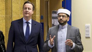 Cameron advierte importancia de que los imanes hablen inglés