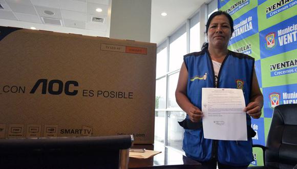 La trabajadora Lucila Villanueva Alvarado recibió un premio por su honradez. (Municipalidad de Ventanilla)