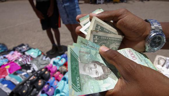 El dólar se mantiene con una tendencia a la baja, según el portal DolarToday, en un contexto en el que partidarios chavistas exigen a Juan Guaidó abandone el Parlamento. (AFP)