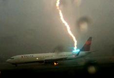 Avión es impactado por un rayo en pleno aeropuerto | VIDEO