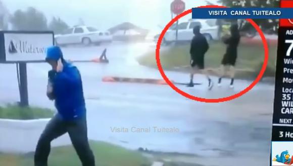 Mike Seidel en enlace para el Weather Channel, desde Wilmington, Carolina del Norte, fue dejado en evidencia por dos jóvenes que paseaban por la zona. El video se viralizó en Facebook. (Foto: captura)