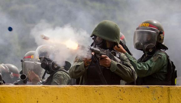 La Guardia Nacional Bolivariana de Venezuela ha sido acusada de disparar bombas lacrimógenas directamente al cuerpo de los manifestantes y de robar a periodistas y a opositores. (EFE).