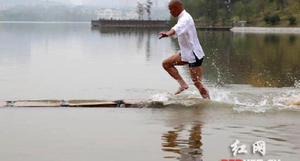 La sola palabra Shaolin ya nos deja impresionados. Aca uno de sus monjes en plena corredera sobre el agua.