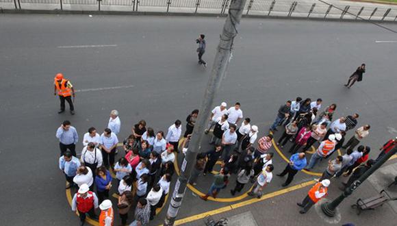 Página de los Bomberos reporta varios casos de personas caídas tras el sismo. (Foto: Andina / Referencial)