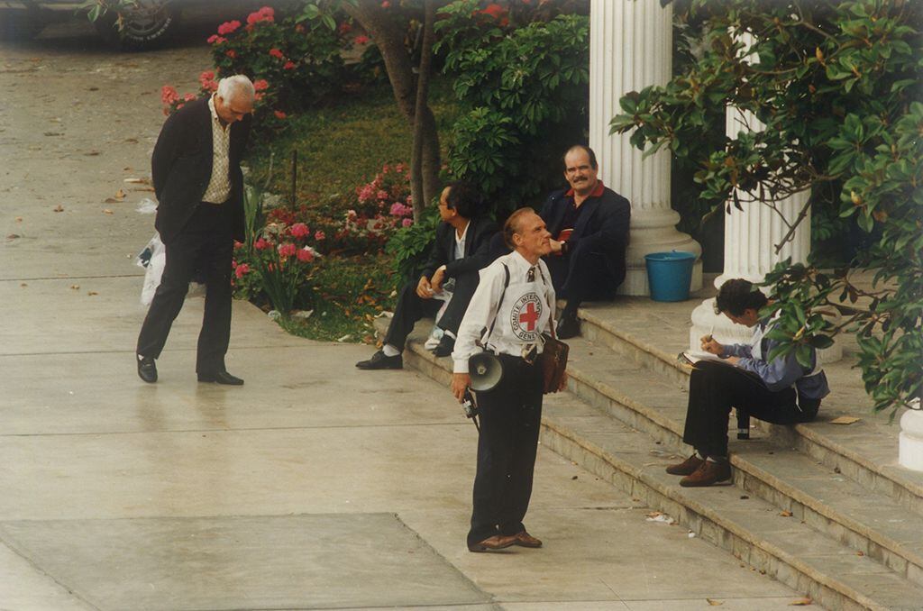 Imagen de Michael Minnig duranta la crisis de los rehenes de la embajada de Japón en el Perú. (Foto: GEC Archivo Histórico) 
