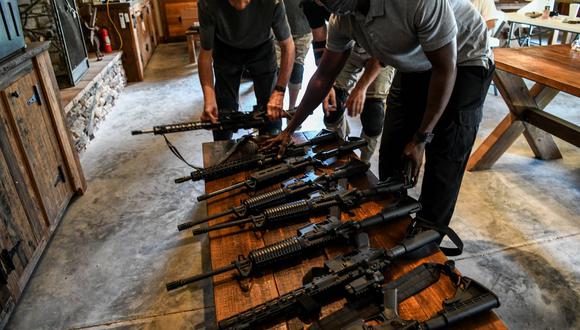 Los estudiantes colocan sus rifles semiautomáticos AR-15 en un banco durante un curso de tiro en Boondocks Firearms Academy en Jackson, Mississippi, el 26 de setiembre de 2020. (CHANDAN KHANNA / AFP).