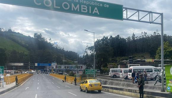 Agentes de la Policía ecuatoriana resguardan una de las vías que comunican Ecuador y Colombia, en medio del conflicto armado interno en Ecuador. (Foto de Twitter/X @COL_EJERCITO)