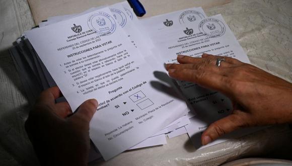 Un miembro de las autoridades electorales cuenta las papeletas en un colegio electoral de La Habana, el 25 de septiembre de 2022. (Foto de YAMIL LAGE / AFP)