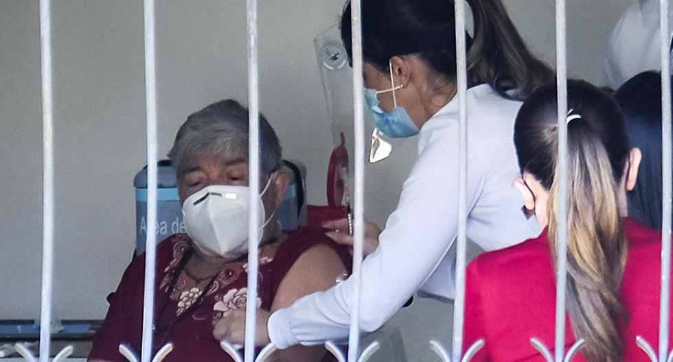 Persona siendo vacunada contra la COVID-19 en San José. (Foto: Efe)