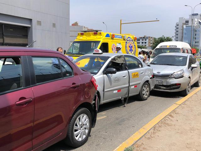 Accidente en la avenida Tomás Marsano (Foto: Claudia Sovero).
