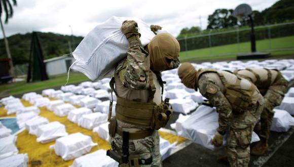 Unidades del Servicio Nacional Aeronaval (SENAN) de Panamá cargan hoy los paquetes de un alijo de más de tres toneladas de presunta sustancia ilícita en la base del SENAN en Cocolí (Panamá). (Foto: EFE/Bienvenido Velasco).