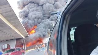 Pipa de combustible trata de ganarle el paso al tren, no lo logra y estalla en México | VIDEO