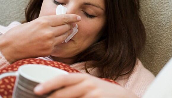 El malestar general, el dolor de cabeza y los estornudos son algunos síntomas de la gripe, el COVID-19 y la alergia. (Foto: coolradiohd.com)