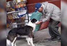 Anciano se las ingenia para darle agua a su perro sin un tazón y conmueve a todo Internet