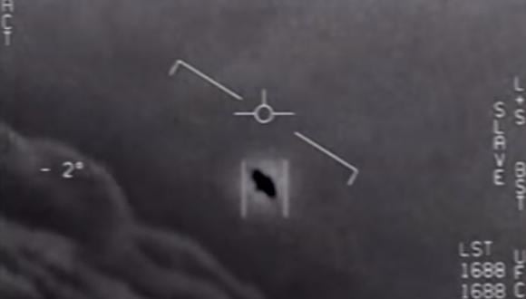 Esta imagen de captura de video obtenida por el Departamento de Defensa de Estados Unidos muestra un objeto volador no identificado captado por la Marina. (AFP).