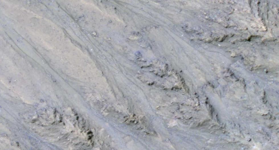 NASA y Marte: Una pendiente interior de un cráter marciano donde aparecen las marcas oscuras anteriormente consideradas una prueba de corrientes de agua en su superficie. Una nueva interpretación de los datos obtenidos en 2011 por la sonda Mars Reconnaissance Orbiter (MRO) concluye que lo que inicialmente fueron considerados riachuelos detectados en Marte son en realidad corrientes de arena. (Foto: EFE/NASA/JPL-Caltech/UA/USGS/)