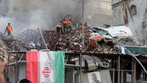 El personal de emergencia y de seguridad extingue un incendio en el lugar de los ataques que impactaron en un edificio anexo a la embajada iraní en la capital de Siria, Damasco, el 1 de abril de 2024. (Foto de LOUAI BESHARA / AFP)