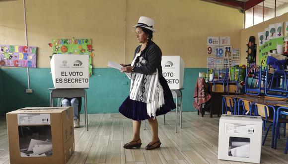 Una mujer indígena emite su voto en una mesa electoral en Tarqui, cantón de Cuenca, provincia de Azuay, durante las elecciones presidenciales y el referéndum sobre minería y petróleo de Ecuador. (Foto por Cristina Vega RHOR / AFP)