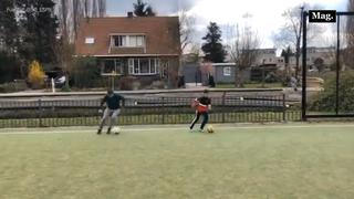 Robin Van Persie demuestra sus habilidades con el balón junto a su hijo