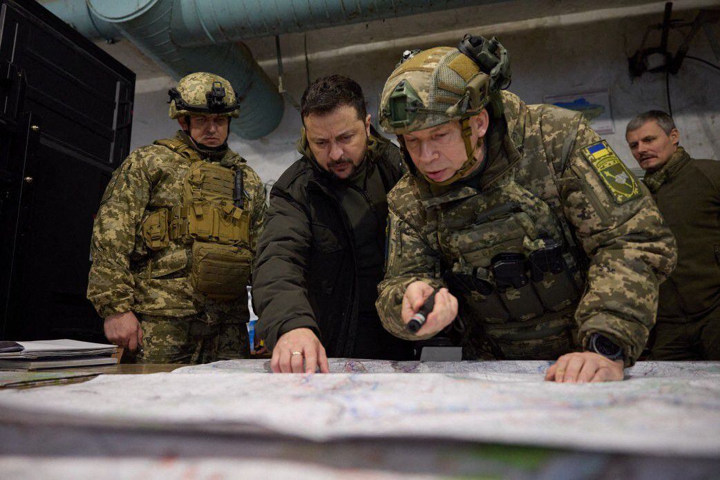 This photo taken and released by the Ukrainian Presidential Press Service on November 30, 2023 shows Ukrainian President Volodymyr Zelensky and Colonel General Oleksandr Syrskyi (R) visiting a command post.  (AFP).