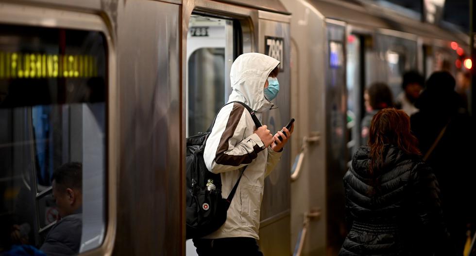 Medios estadounidenses han informado que más de 6.000 empleados están en aislamiento. Un hombre usa una máscara cuando sale del metro el 5 de marzo de 2020 en la ciudad de Nueva York. (Johannes EISELE / AFP).