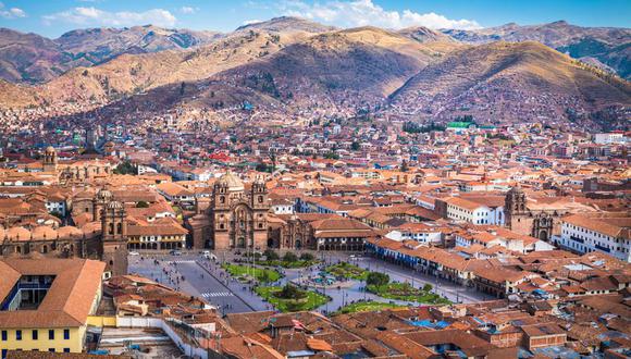 Conocida como la "Ciudad Imperial", Cusco es una combinación fascinante de cultura inca y arquitectura colonial española. Sus calles empedradas, edificaciones históricas y muros de piedra incas atraen a miles de visitantes cada año. Entre sus principales atractivos se encuentran la Catedral de Cusco, el Templo de Qoricancha y los cercanos complejos arqueológicos de Sacsayhuamán, Q'enqo, Puka Pukara y Tambomachay. (Foto: Archivo El Comercio).