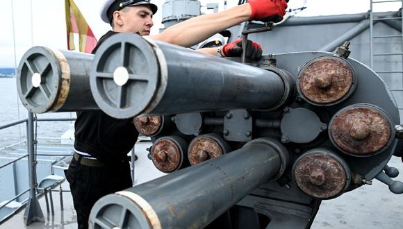 El marinero ruso del barco militar "Marshal Shaposhnikov" participa en los ejercicios militares 'Vostok-2022' en el Golfo de Pedro el Grande en el mar de Japón, el 5 de septiembre. 2022. (Foto de Kirill KUDRYAVTSEV / AFP)