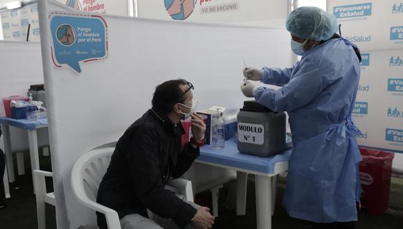 Los ciudadanos están atentos a las jeringas y dosis que usan el personal de salud durante la segunda Vacunatón. (Foto: Jéssica Vicente / GEC)