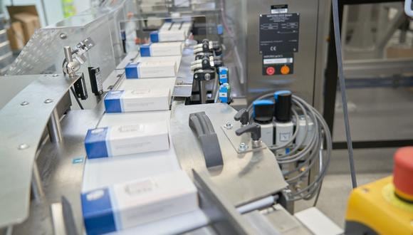 Esta foto del folleto proporcionada el 16 de noviembre de 2021 por cortesía de Pfizer muestra la fabricación de sus píldoras antivirales experimentales contra el covid-19 dentro de su laboratorio en Freiburg, Alemania. (Foto: Pfizer / AFP)