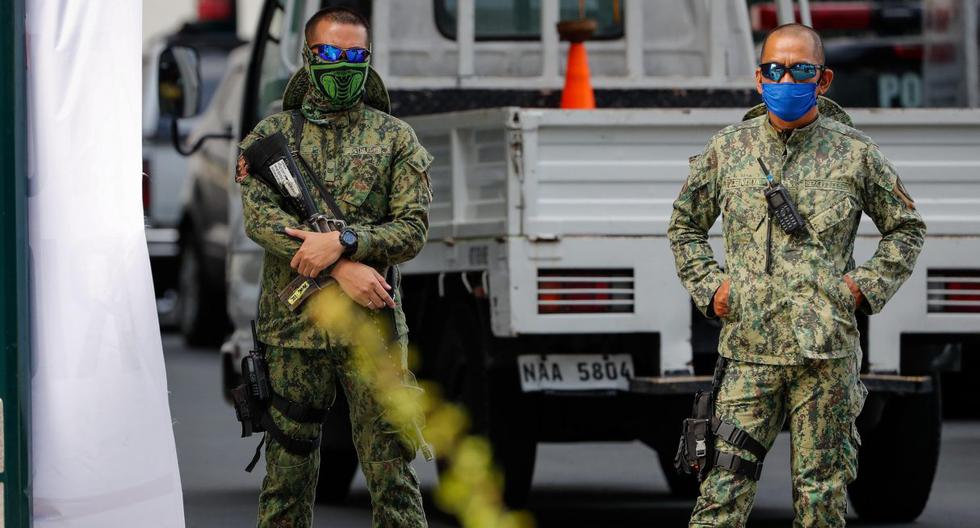Imagen referencial. Los agentes de policía con máscaras faciales hacen guardia en una instalación de prueba de COVID-19 en Taguig, al sur de Manila, Filipinas. (EFE/EPA/MARK R. CRISTINO).