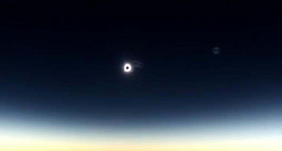 Impresionante vista del eclipse solar desde lo alto de un vuelo de avión. El video está en Facebook (Facebook)